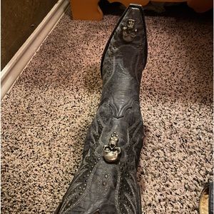 Old gringo with skulls , size 7 .